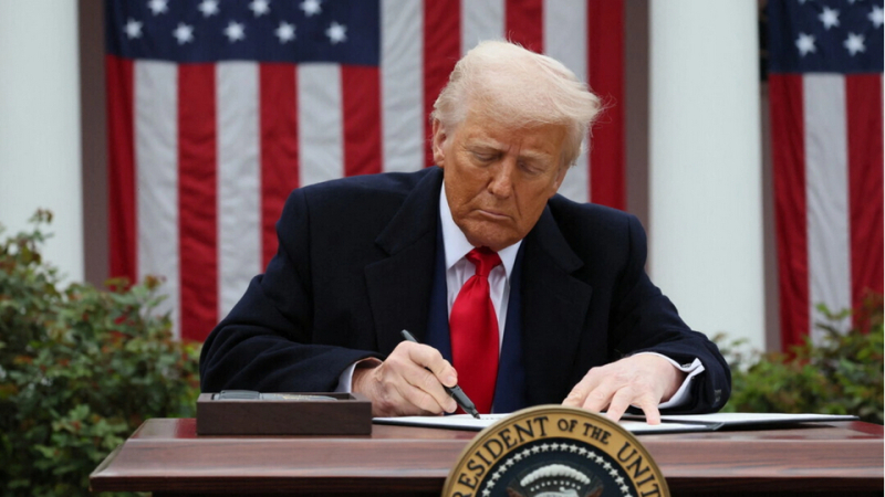Tổng thống Donald Trump ký sắc lệnh hành pháp về thuế quan tại Vườn Hồng ở Nhà Trắng vào ngày 2/4/2025. Ảnh: Reuters