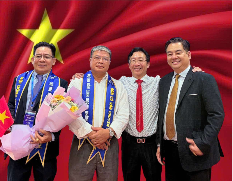 Tiến sĩ Huỳnh Văn Hoà Hiệp ( ngoài cùng bên trái ) cùng các thành viên Ban chuyên gia chương trình