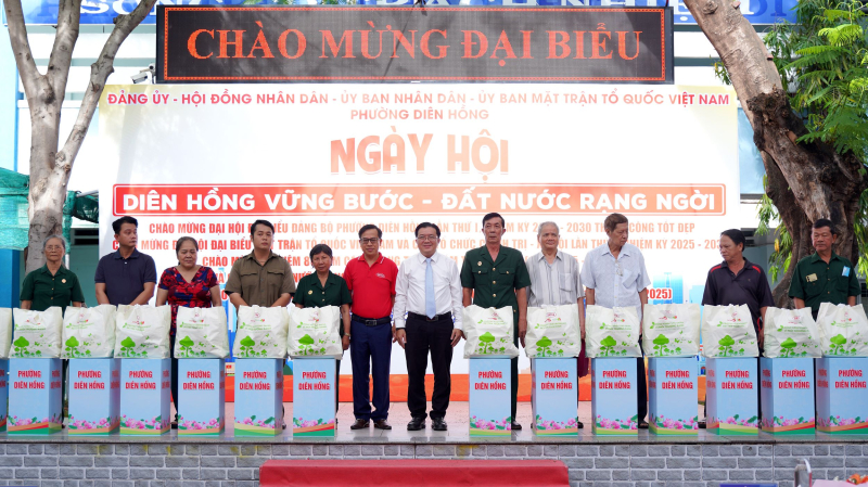 SATRA đã trao tặng những phần quà trị giá 145 triệu đồng đến các gia đình chính sách, hộ gia đình có hoàn cảnh khó khăn.