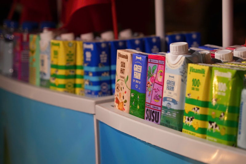 Gần 1 triệu sản phẩm dinh dưỡng quen thuộc của Vinamilk – từ sữa tươi tiệt trùng, sữa hạt đến nước trái cây, nước dừa tươi, nước đóng chai – được chuẩn bị kỹ lưỡng, trao đi bằng cả sự trân trọng. (Ảnh: Vi Nam)