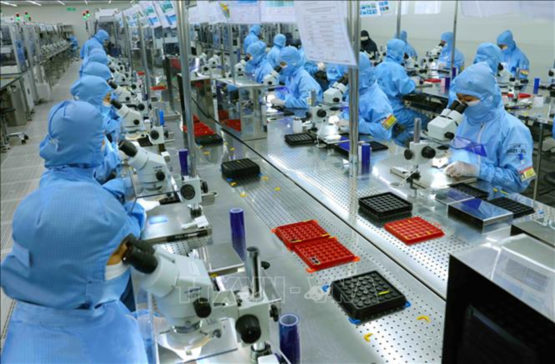 Dây chuyền sản xuất modul camera và linh kiện điện tử xuất khẩu tại nhà máy của Công ty TNHH MCNEX VINA, 100% vốn đầu tư của Hàn Quốc, trong Khu công nghiệp Phúc Sơn, tỉnh Ninh Bình. Ảnh: Vũ Sinh/TTXVN
