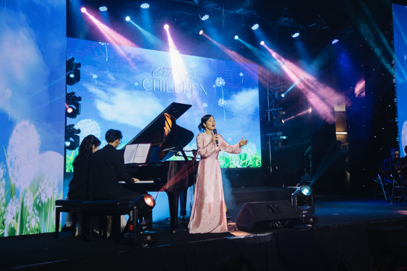Diva Hồng Nhung biểu diễn cùng các bạn nhỏ