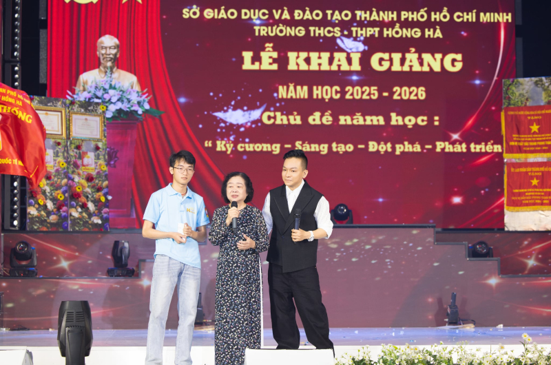 Em Giàng A Xoài đã bày tỏ lòng tri ân đến bà Trương Mỹ Hoa cùng nhà trường đã giúp em có được tuơng lai với hành trình học tập tại trường