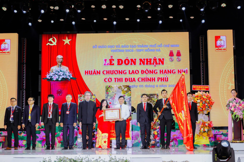 Nhà trường vinh dự nhận Huận chương lao động hạng Nhì và Cờ thi đua của Chính Phủ