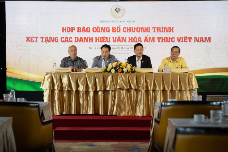 Đại diện Hiệp Hội chia sẻ các thông tin về minh bạch tiêu chí xét chọn thông qua hội đồng chuyên môn xét chọn