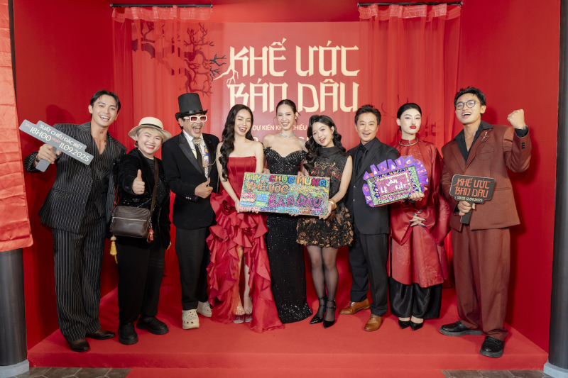 Dàn cast phim cùng các nghệ sĩ đến chúc mừng ekip