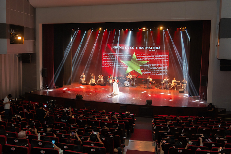 Đông đảo khán giả, nghệ sĩ và khách mời tham gia đêm nhạc “Những lá cờ trên bầu trời Tổ quốc”