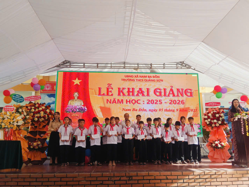 Các em học sinh trường THCS Quảng Sơn nhận học bổng tiếp sức mùa tựu trường.