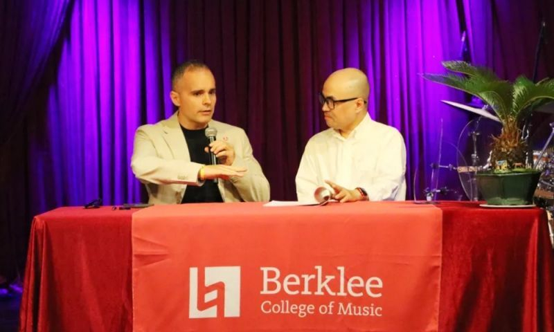 Ông Daniel Abussi (trái) - Phó giám đốc tuyển sinh trường âm nhạc Berklee nhận đình về tình hình học tập của sinh viên Việt Nam