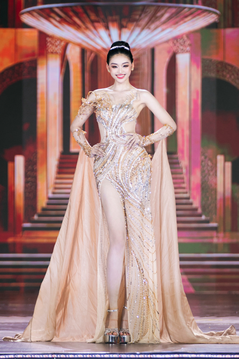 Phần thi trang phục dạ hội của Yến Nhi
