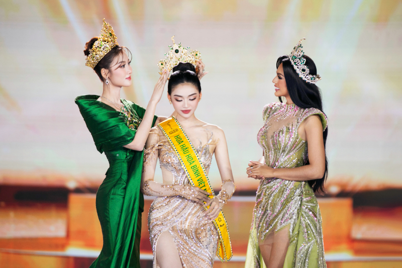 Hoa hậu Quế Anh trao vương miện cho tân hoa hậu Yến Nhi