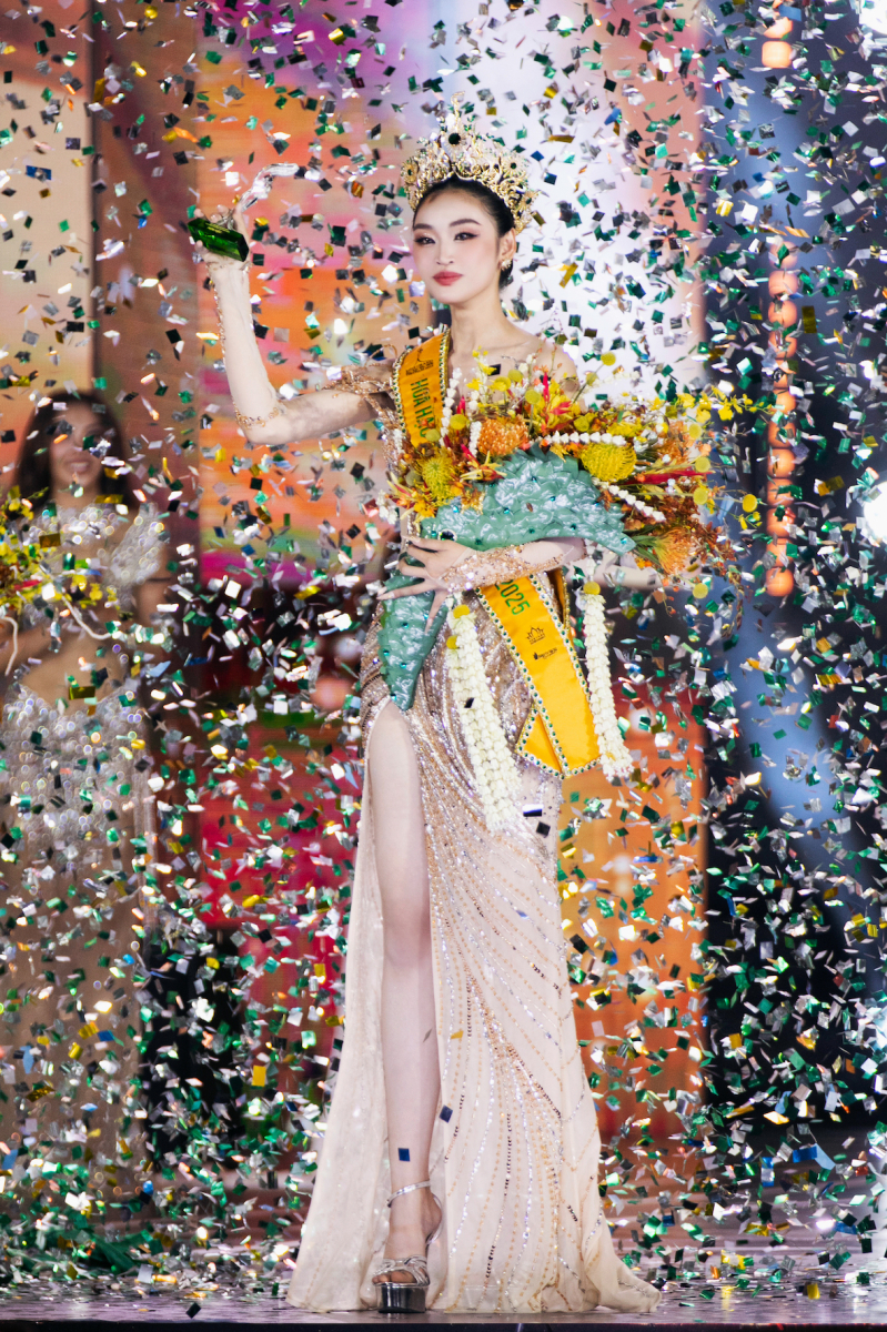Phút đăng quang của tân hoa hậu