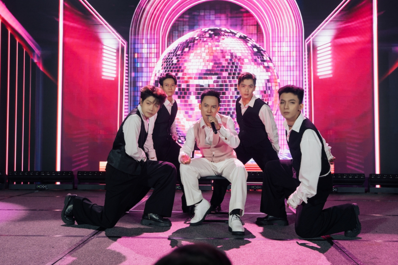 Đinh Tiến Đạt hát live ca khúc chính thể hiện khả năng làm ca sĩ