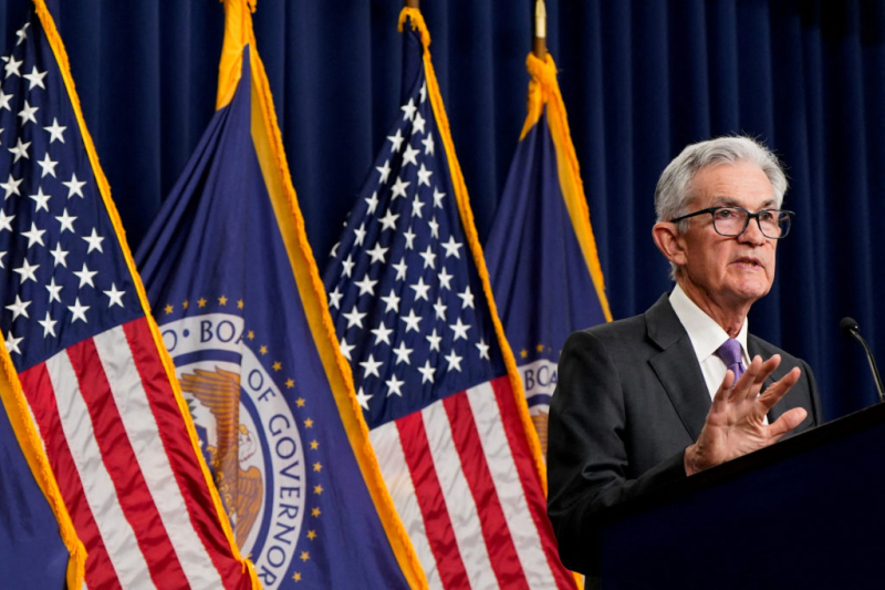 Chủ tịch Fed, Jerome Powell, trong cuộc họp báo công bố cắt giảm lãi suất lần đầu trong năm 2025. Ảnh: PBS