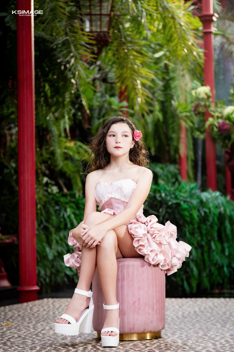 Emily không chỉ là nét hồn nhiên của tuổi thơ mà còn là sự trưởng thành trong phong cách và năng lượng khi cô bé trình diễn.