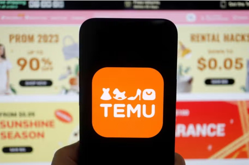 Logo của Temu hiển thị trên điện thoại di động, được chup trước trang web của công ty, ngày 26/4/2023. Ảnh: Reuters