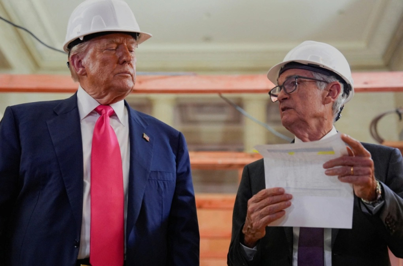 Tổng thống Mỹ Donald Trump (trái) và Chủ tịch Fed, Jerome Powell. Ảnh: Reuters