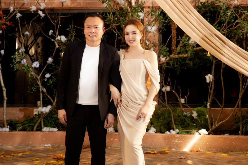 Chồng Vy Oanh- doanh nhân Lê Thiện xuất hiện đồng hành cùng vợ