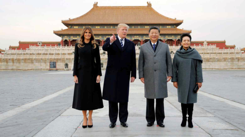 Tổng thống Hoa Kỳ Donald Trump và Đệ nhất phu nhân Melania Trump thăm Tử Cấm Thành ở Bắc Kinh cùng Chủ tịch Trung Quốc Tập Cận Bình và Đệ nhất phu nhân Bành Lệ Viện vào năm 2017. Ảnh: Reuters