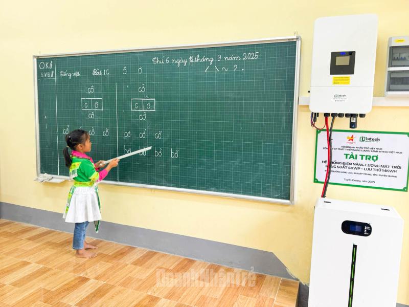 Từ nay, các em học sinh tại điểm trường sẽ được học tại không gian khang trang hơn, đảm bảo đủ điều kiện về điện phục vụ học tập, sinh hoạt.