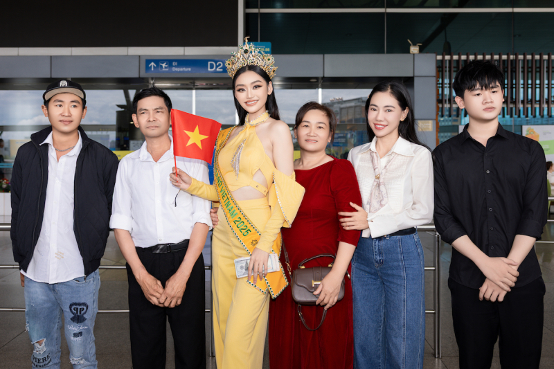 Gia đình Hoa hậu Yến Nhi có mặt tại sân bay động viên nàng hậu