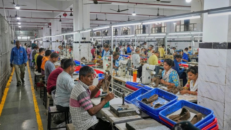 Nhà xuất khẩu giày da Puran Dawar ở Agra, Ấn Độ, cho biết họ đang xem xét các thị trường khác để giảm bớt tác động của thuế quan 50% từ Mỹ. Ảnh: AP