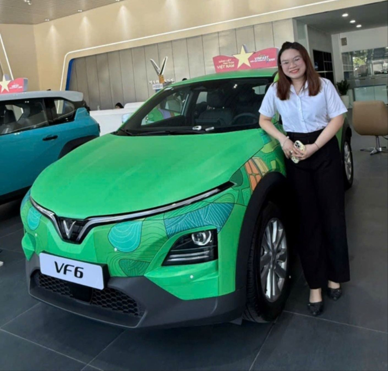Chị Phương (vợ anh La Hải) bên chiếc xe điện “tâm đắc” của cả gia đình