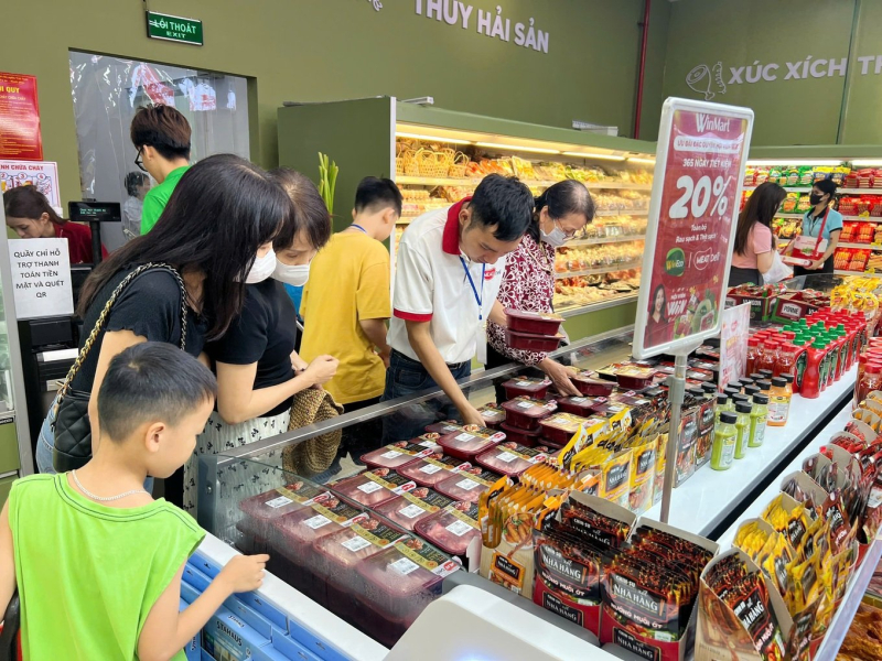 Khách hàng mua sắm mặt hàng thịt sạch MEATDeli