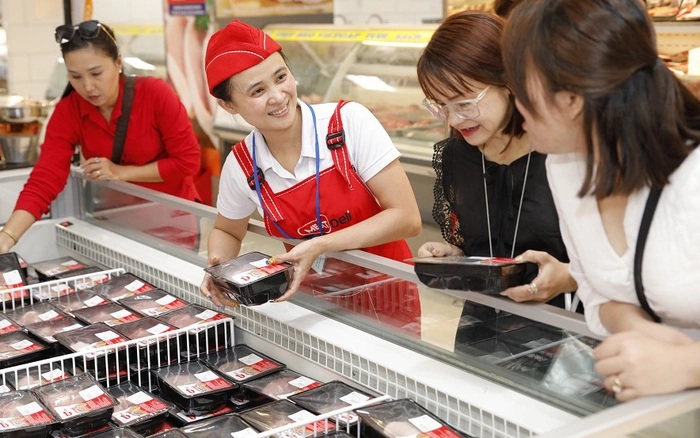 Khách hàng mua sắm mặt hàng thịt sạch MEATDeli