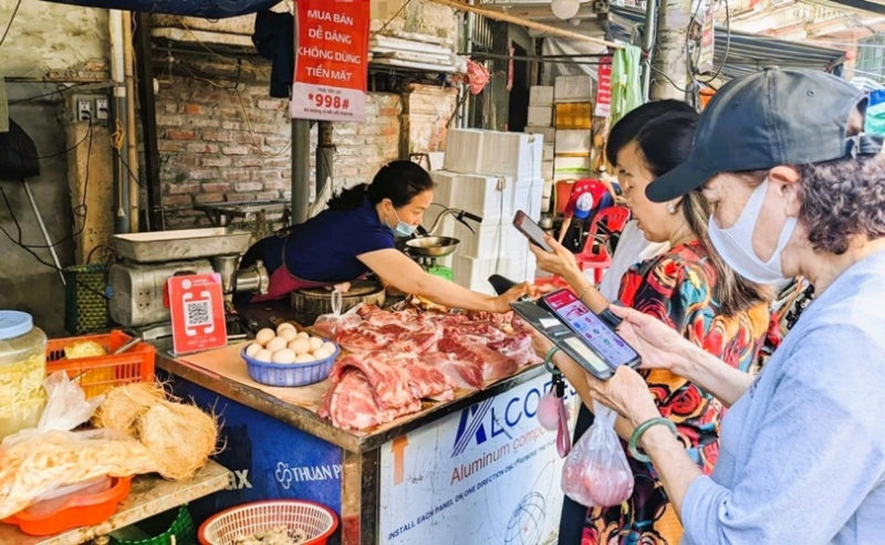 Tiểu thương chợ truyền thống tiếp cận công nghệ số. Ảnh: Internet