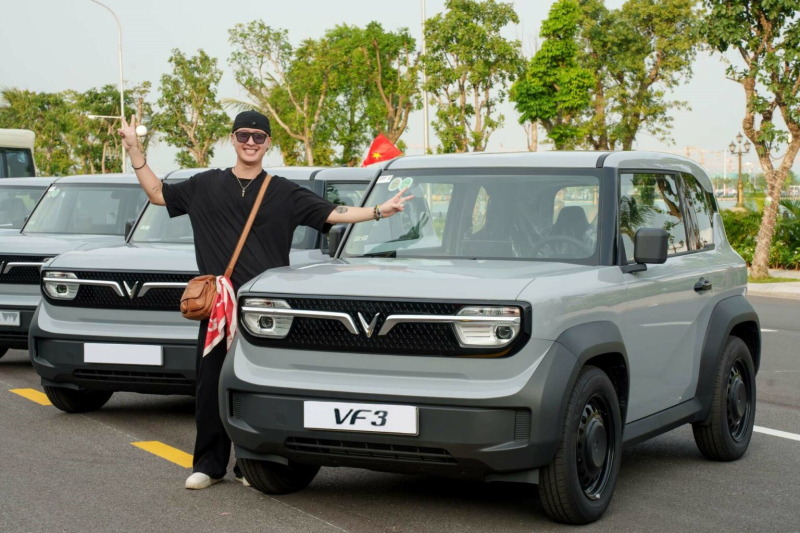 Anh Phạm Mạnh Đức (Hà Nội) bên cạnh chiếc xe VF 3 vừa trúng thưởng từ chương trình “Hào khí Việt Nam – Sức Xanh lan tỏa”