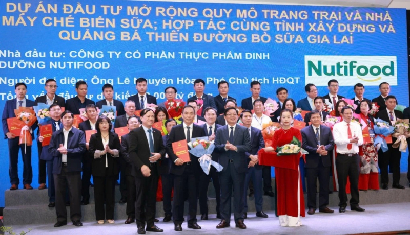 Đại diện Nutifood nhận hoa của lãnh đạo tỉnh Gia Lai tại Hội nghị xúc tiến đầu tư tỉnh Gia Lai