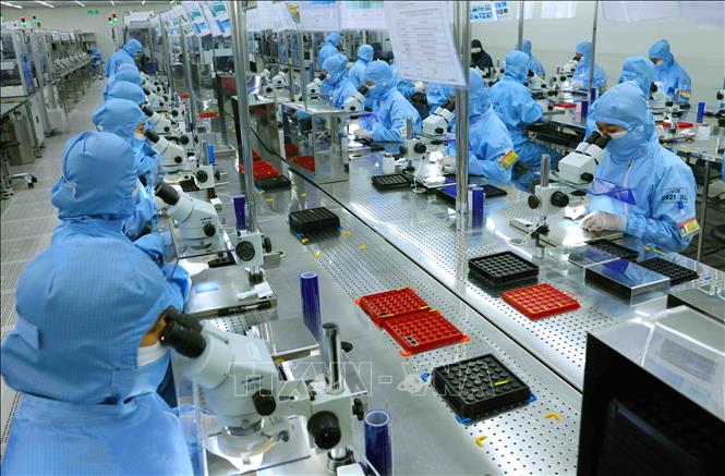 Dây chuyền sản xuất modul camera và linh kiện điện tử xuất khẩu tại nhà máy của Công ty TNHH MCNEX VINA, 100% vốn đầu tư của Hàn Quốc, trong Khu công nghiệp Phúc Sơn, tỉnh Ninh Bình. Ảnh: Vũ Sinh/TTXVN