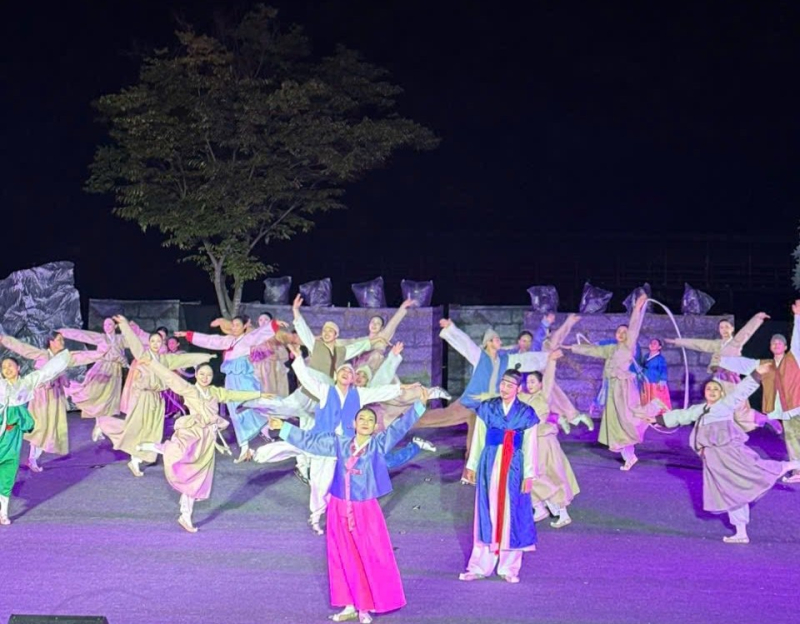 Vở diễn thực cảnh được đầu tư hoành tráng. Ảnh: FBNV
