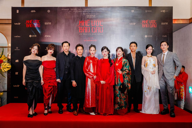 Dàn cast phim cùng các nghệ sĩ đến chúc mừng ekip