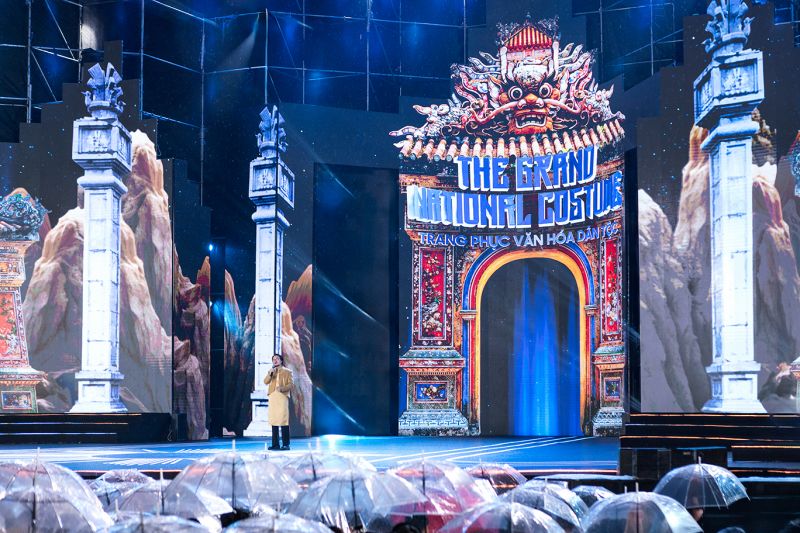 Khán giả đội mưa theo dõi đêm thi