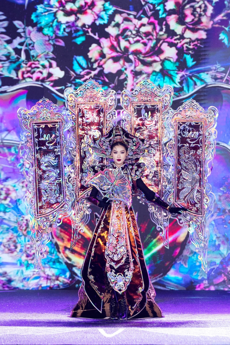 Hoa hậu Quế Anh trình diễn trong đêm thi