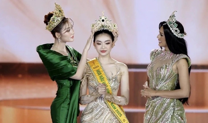 Hoa hậu Quế Anh trao vương miện cho tân hoa hậu Yến Nhi