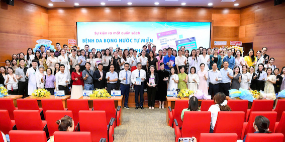 Đông đảo sinh viên y khoa, bác sĩ tham dự sự kiện ra mắt hai tập sách