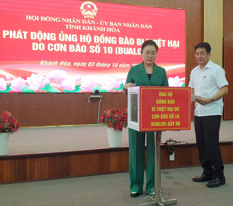 Bà Phạm Thị Xuân Trang - Phó Chủ tịch Hội đồng Nhân dân và ông Nguyễn Long Biên, Phó Chủ tịch UBND tỉnh Khánh Hòa đóng góp ủng hộ cuộc vận động