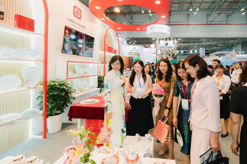 Sứ Long Phương tích cực tham gia các sự kiện Global - giới thiệu tinh hoa sứ Việt, đồng thời tìm kiếm những đối tác chiến lược trên toàn thế giới