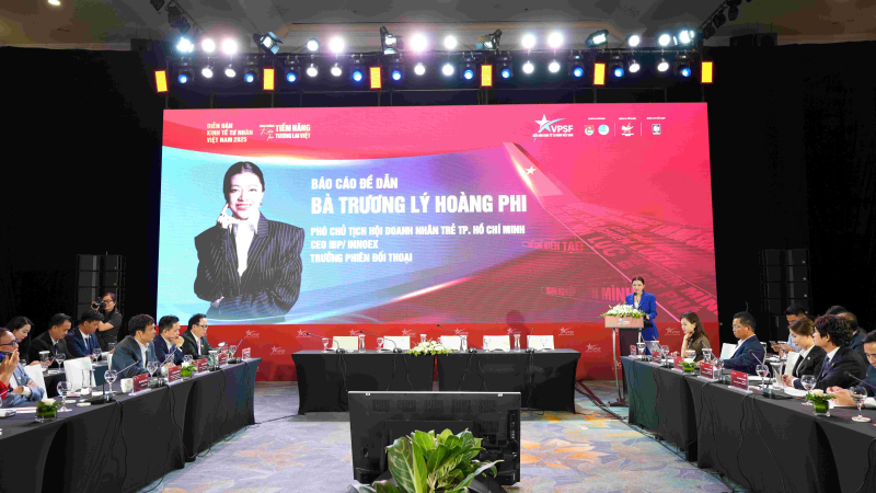 Bà Trương Lý Hoàng Phi trình bày tham luận tại Diễn đàn Kinh tế Tư nhân Việt Nam 2025