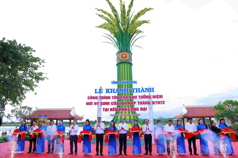 Các đại biểu thực hiện nghi thức cắt băng khánh thành