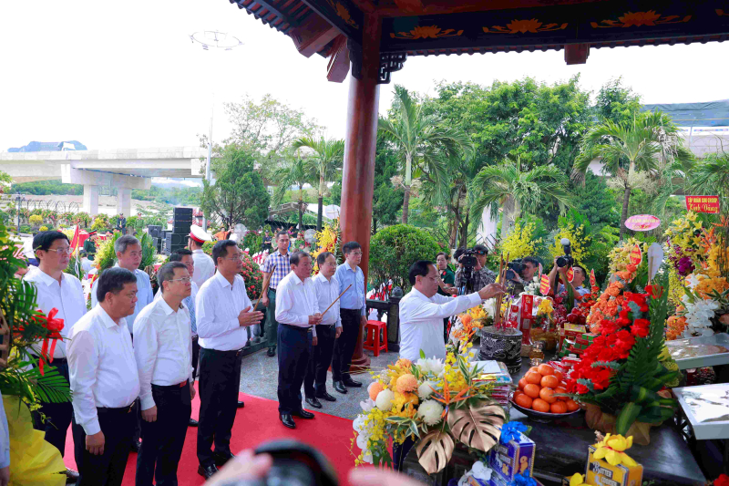 Các đại biểu dâng hương tưởng niệm các anh hùng liệt sĩ tại sự kiện