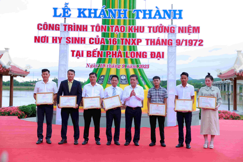 Ông Nguyễn Ngọc Nghị (thứ 4 từ bên trái qua) thay mặt Tập đoàn T&T Group nhận Bằng khen của Chủ tịch UBND tỉnh Quảng Trị