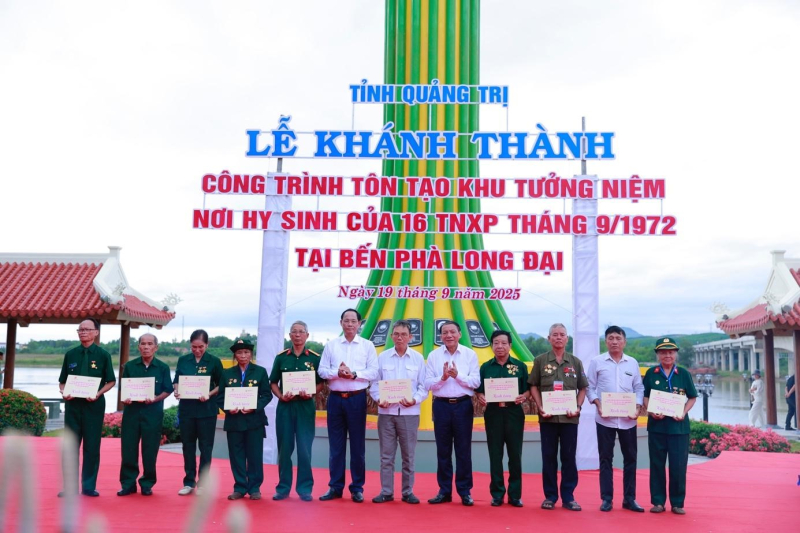 Phó Chủ tịch Quốc hội Trần Quang Phương và Bộ trưởng Bộ Văn hóa-Thể thao và Du lịch Nguyễn Văn Hùng tặng quà cho các cựu TNXP