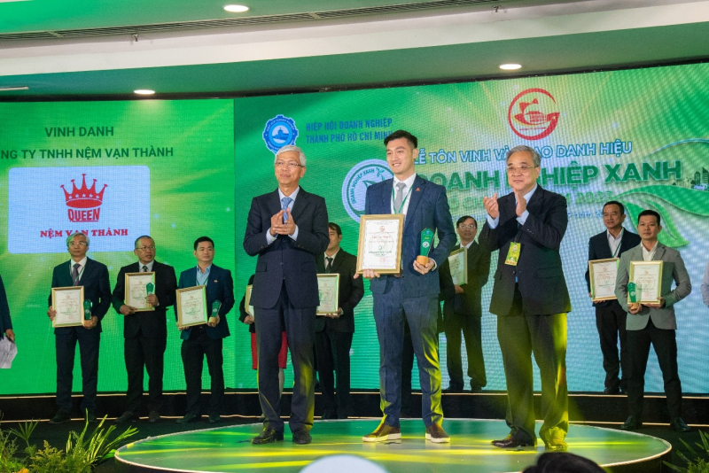 Đại diện Công ty TNHH Nệm Vạn Thành nhận danh hiệu “Doanh nghiệp Xanh TP.HCM 2023”.