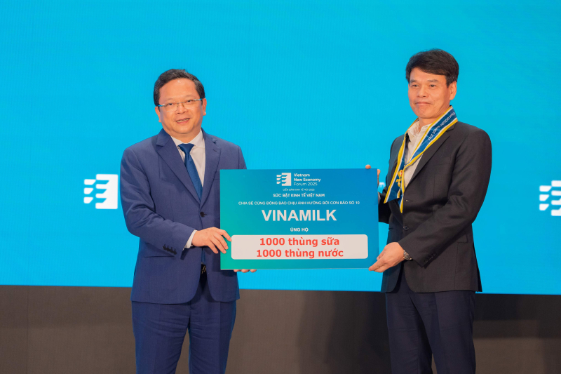 Đại diện Vinamilk - Ông Phạm Tuyên, Giám đốc Chi nhánh Vinamilk Hà Nội - chia sẻ cùng đồng bào chịu ảnh hưởng bởi cơn bão số 10