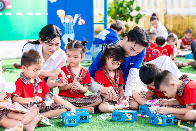Sân trường rộn rã tiếng cười, những trò chơi sôi động, những bàn tay bé xíu khéo léo tô màu, vẽ nên bức tranh thơ trẻ, tô nên những ước mơ