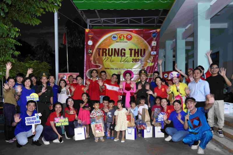 Hành trình yêu thương tiếp tục lan tỏa khi Vinamilk cùng các nghệ sĩ, tình nguyện viên mang hàng chục ngàn sản phẩm dinh dưỡng đến với thiếu nhi đảo Thiềng Liềng (thành phố Hồ Chí Minh) trong chương trình “Trung thu mơ ước”